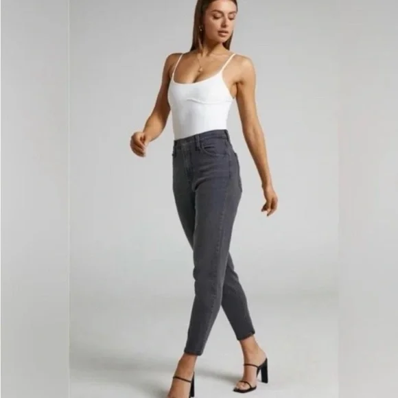 Levi’s Factory Faded Black Gray High Waisted Mom Jeans Women’s Size 29 - Picture 2 of 11